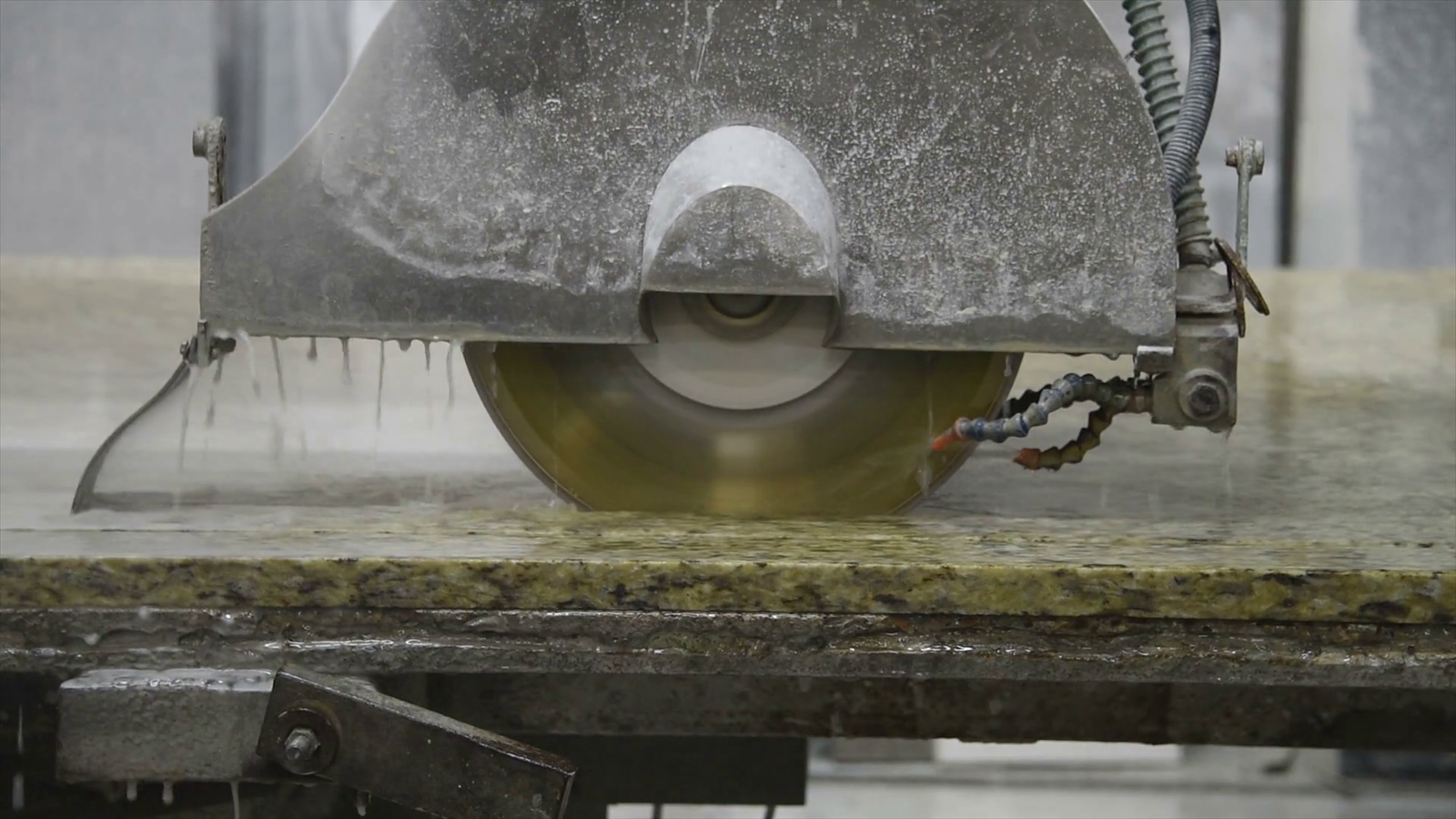 machine-cutting-stone-slab-of-granite-for-kitchen-countertop_hlmu-auxie_thumbnail-full01